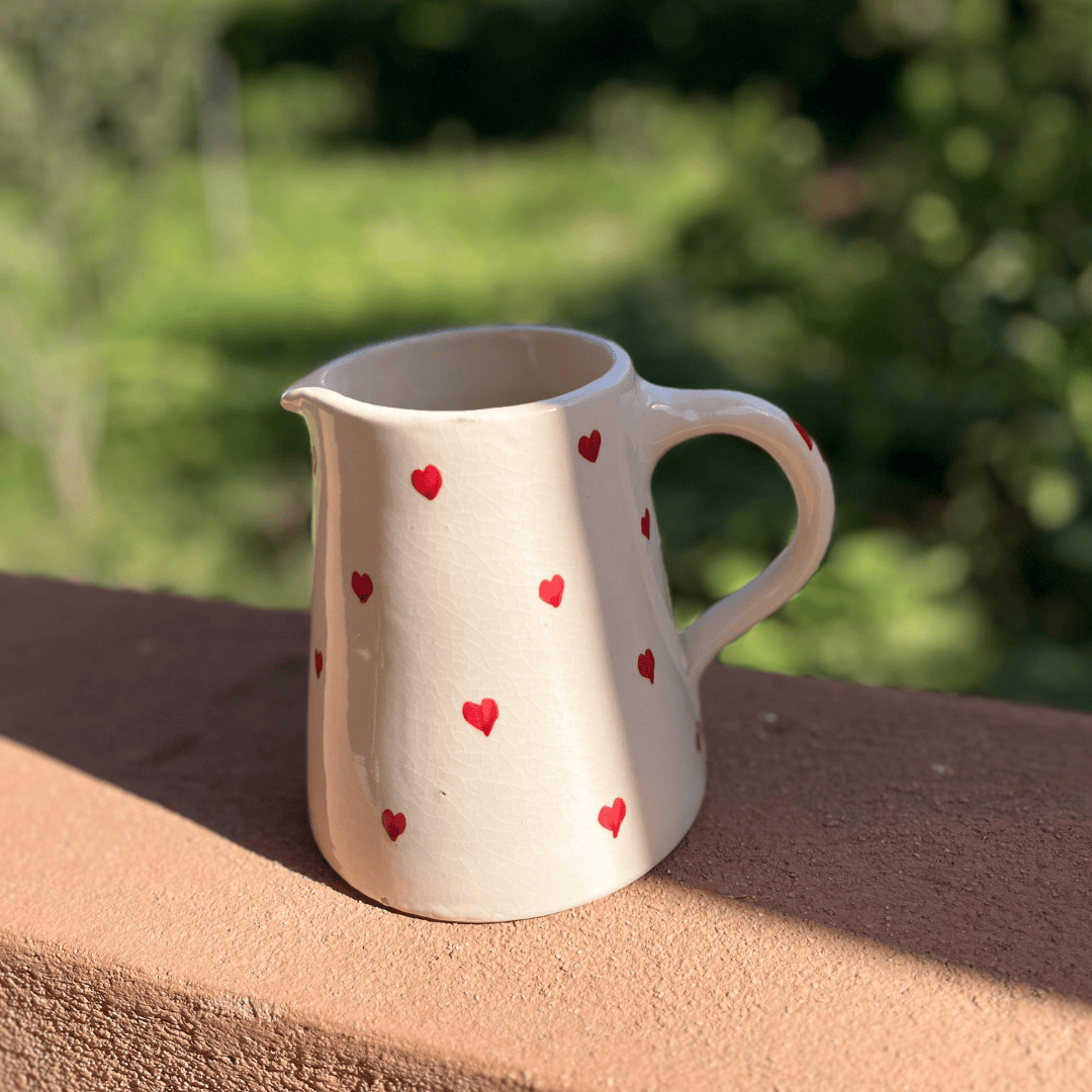 Carafe artisanale à cœurs rouges – Pichet céramique déco
