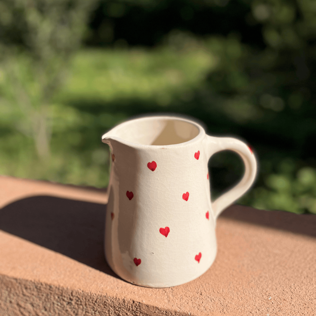 Carafe artisanale à cœurs rouges – Pichet céramique déco