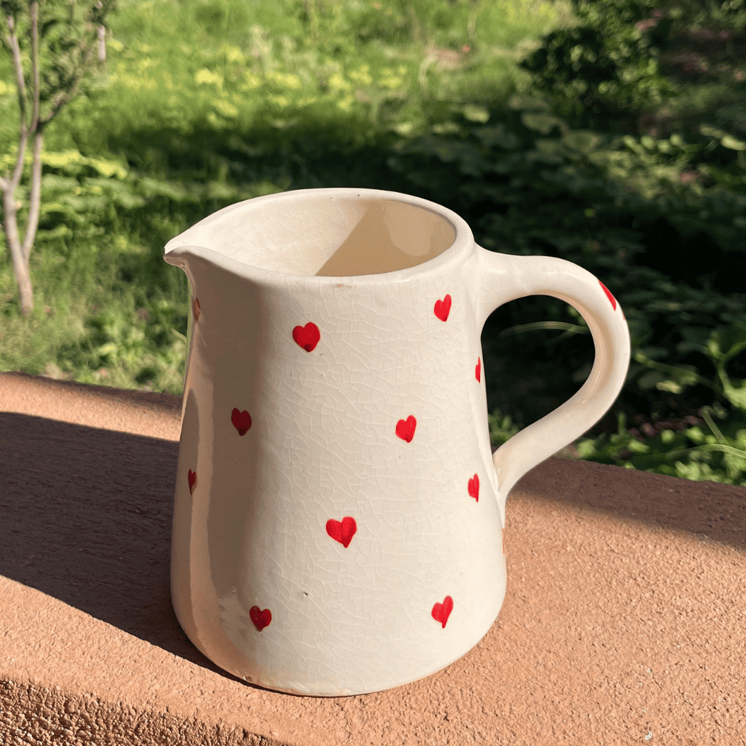 Carafe artisanale à cœurs rouges – Pichet céramique déco