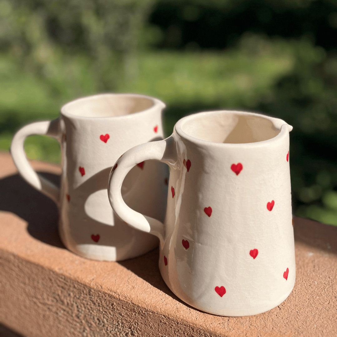 Carafe artisanale à cœurs rouges – Pichet céramique déco