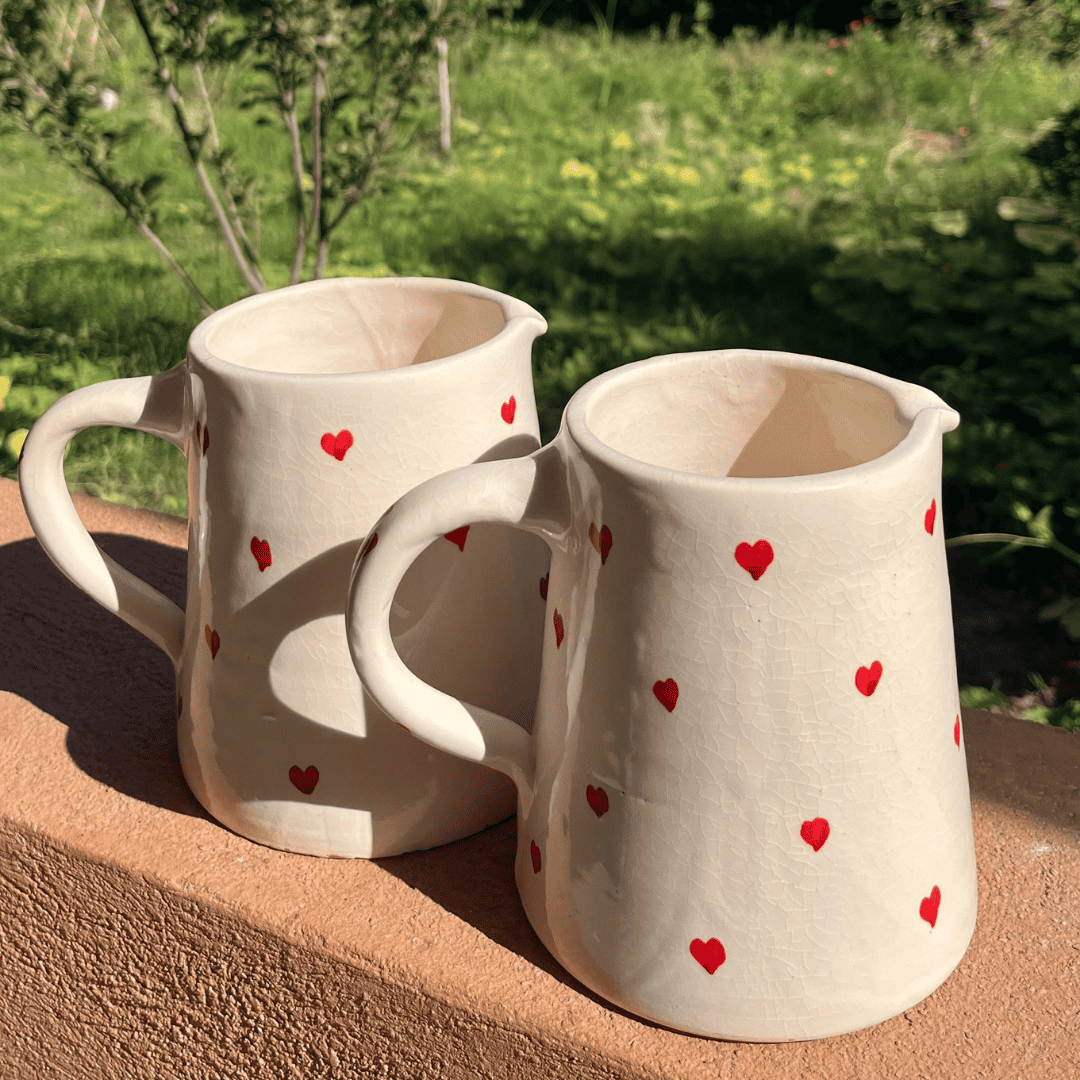 Carafe artisanale à cœurs rouges – Pichet céramique déco