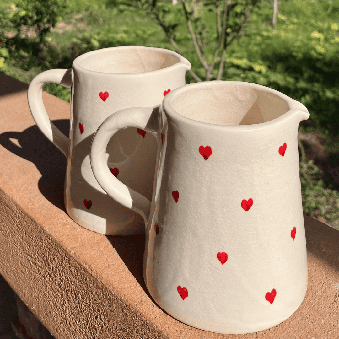 Carafe artisanale à cœurs rouges – Pichet céramique déco