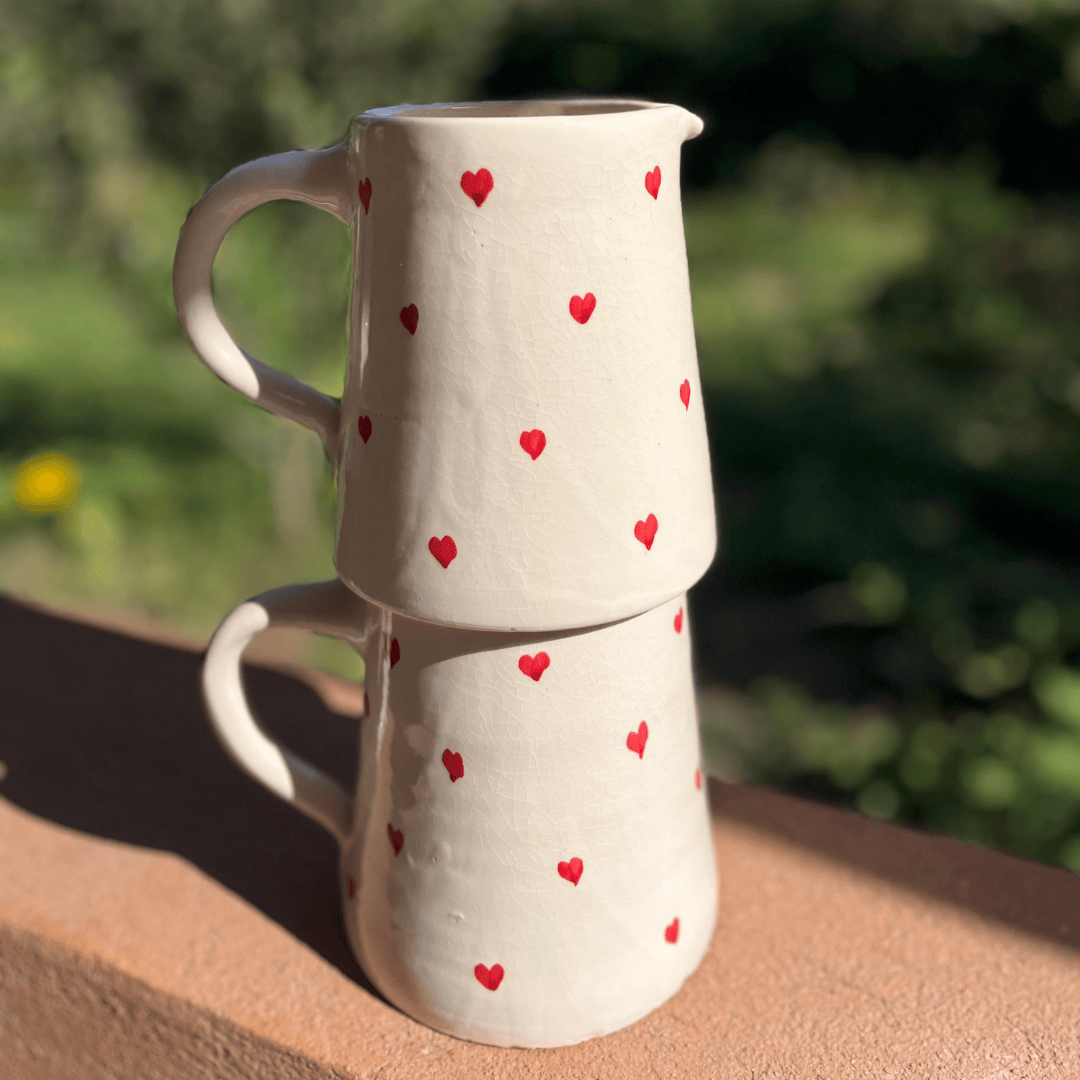 Carafe artisanale à cœurs rouges – Pichet céramique déco