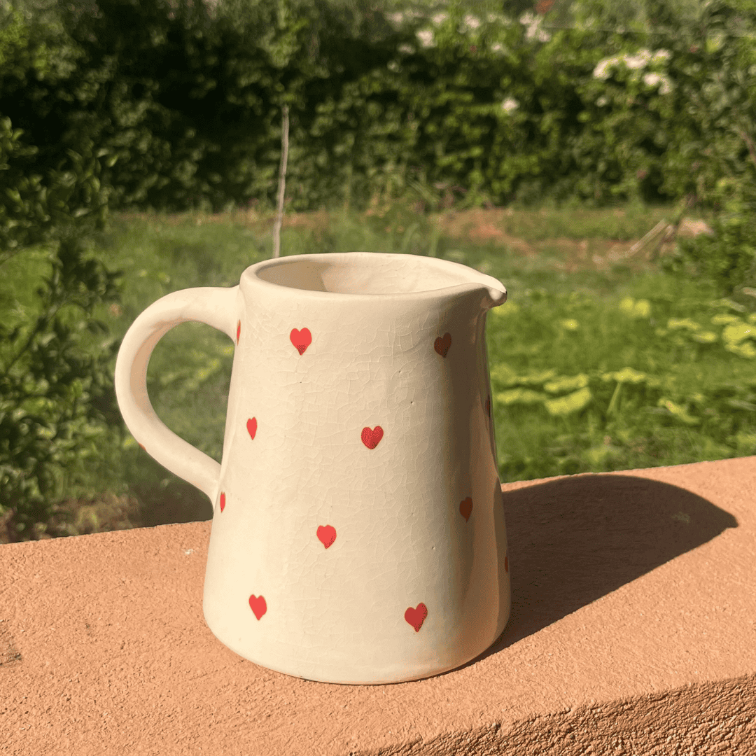 Carafe artisanale à cœurs rouges – Pichet céramique déco