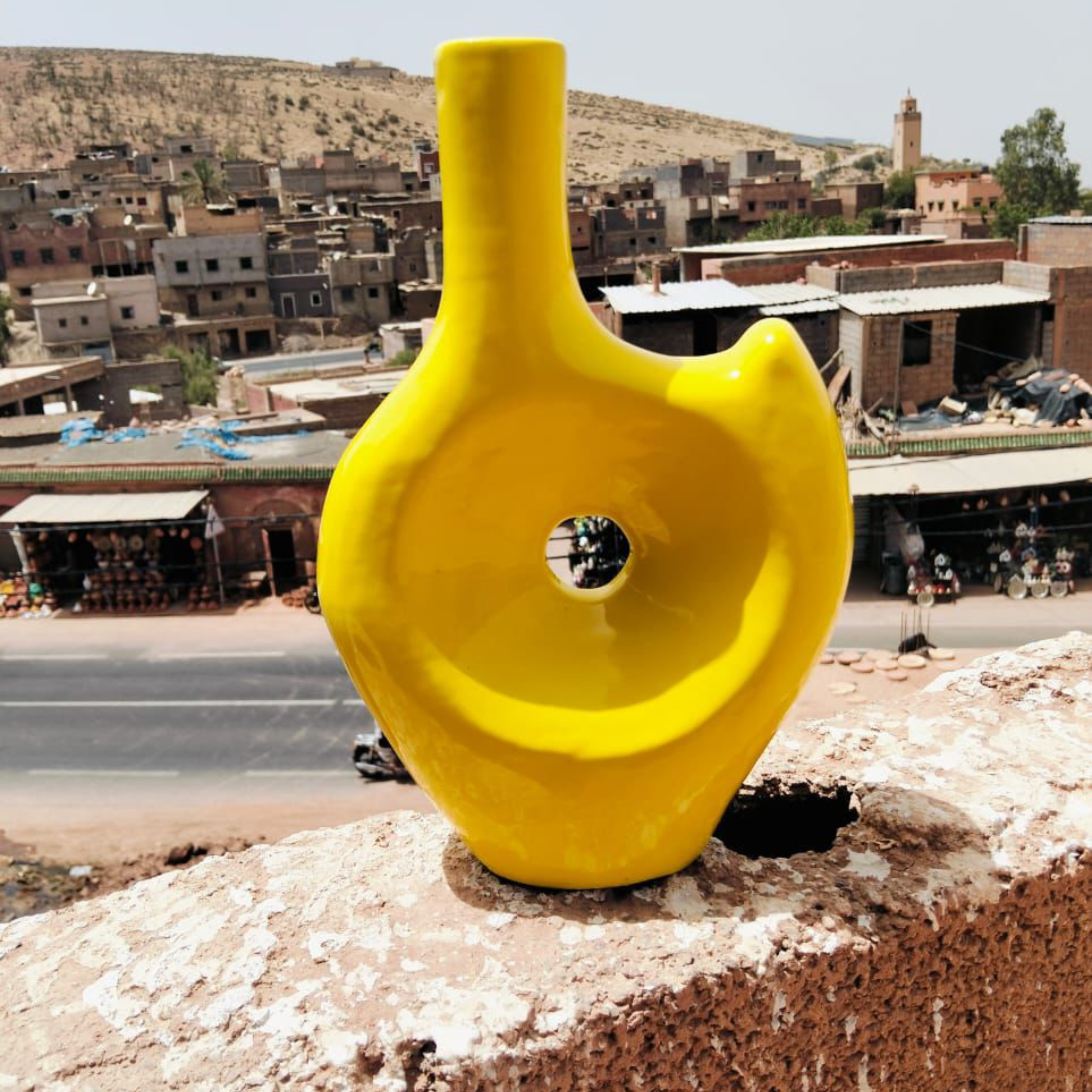 Vase artisanal moderne jaune – Design circulaire avec ouverture centrale