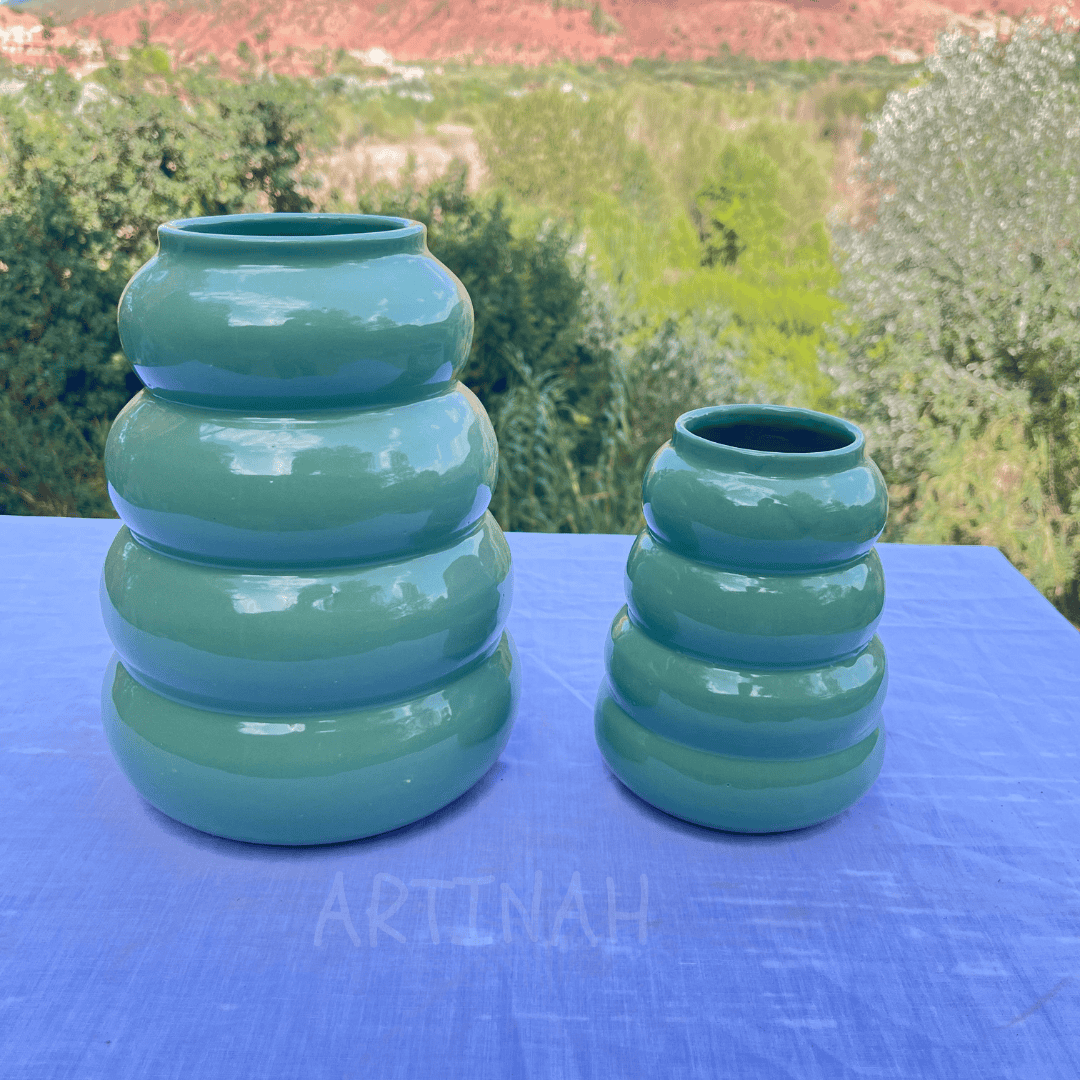 Vase décoratif vert émeraude ondulé