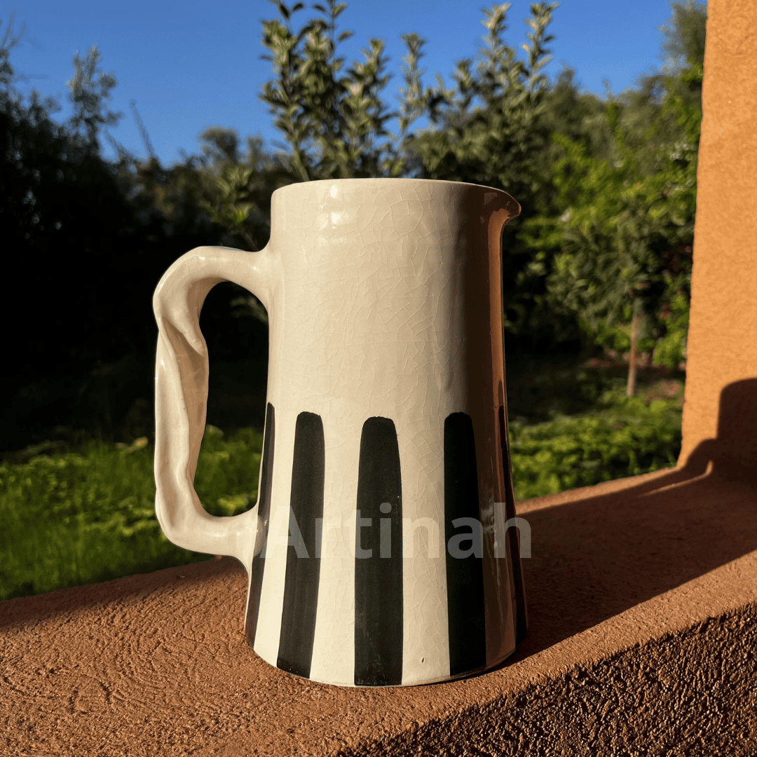 Carafe artisanale marocaine à rayures noires – Art de table chic