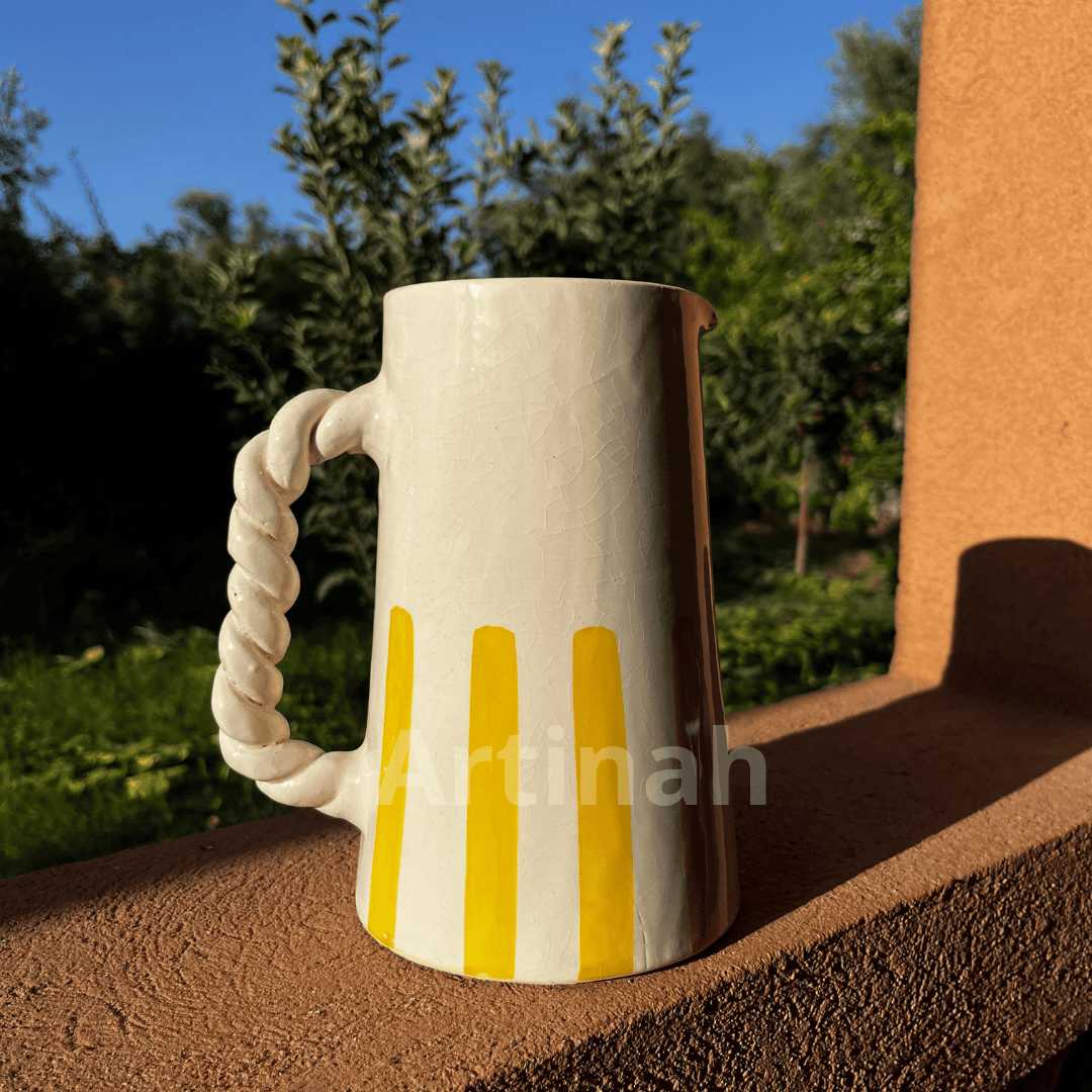 Carafe artisanale marocaine à rayures jaunes – Élégance et authenticité