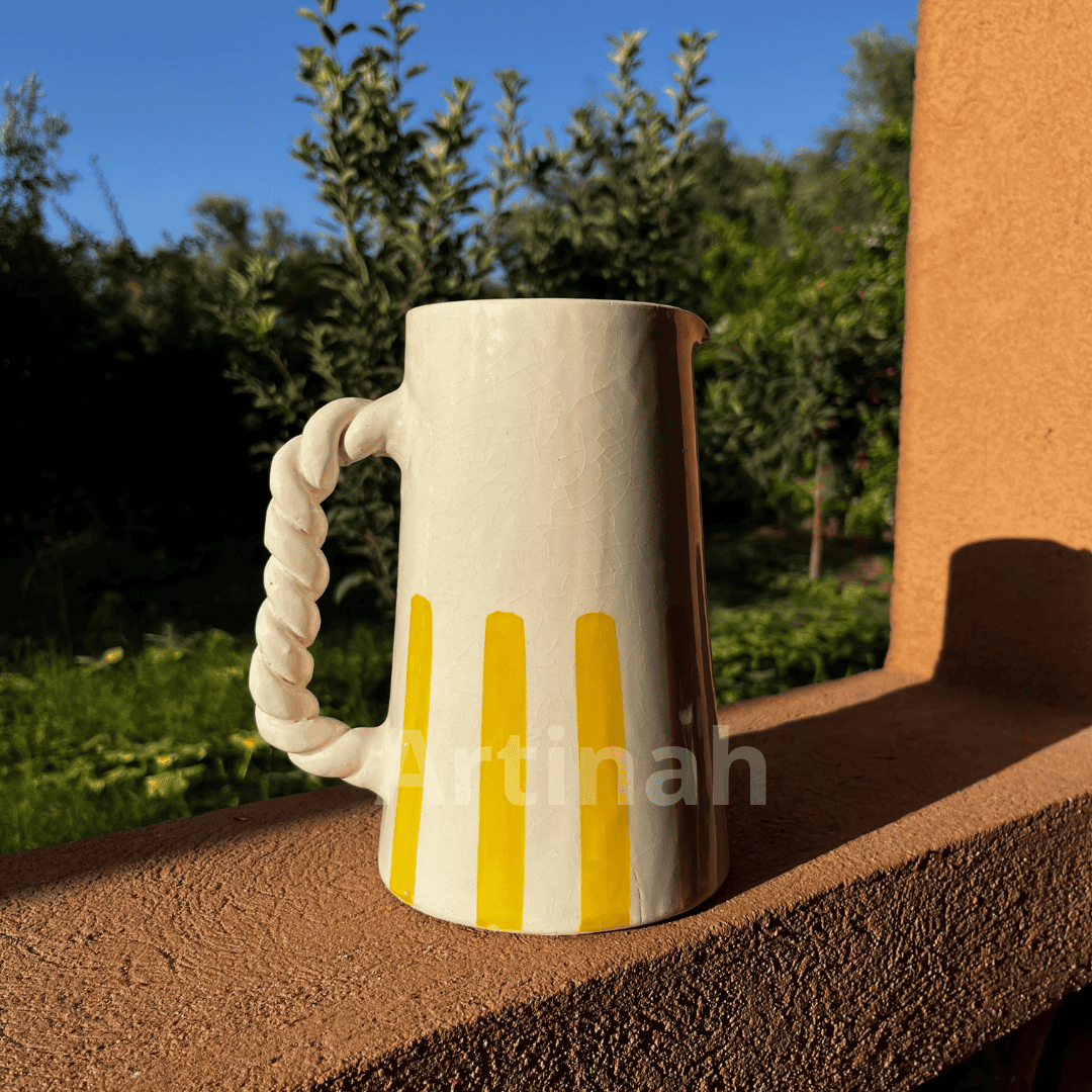 Carafe artisanale marocaine à rayures jaunes – Élégance et authenticité