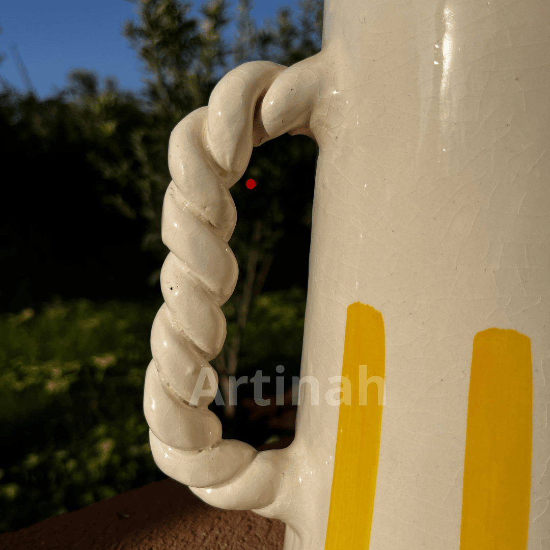 Carafe artisanale marocaine à rayures jaunes – Élégance et authenticité
