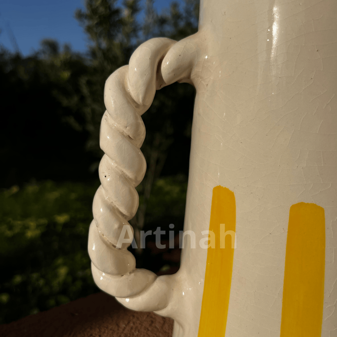 Carafe artisanale marocaine à rayures jaunes – Élégance et authenticité