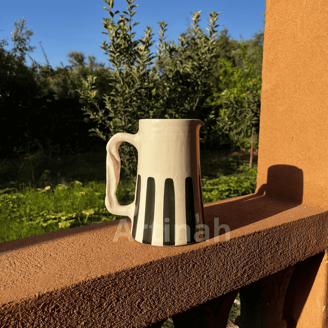 Carafe artisanale marocaine à rayures noires – Art de table chic