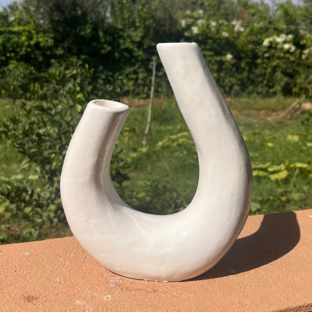 Vase artisanal marocain en céramique – Design moderne en U – Artinah