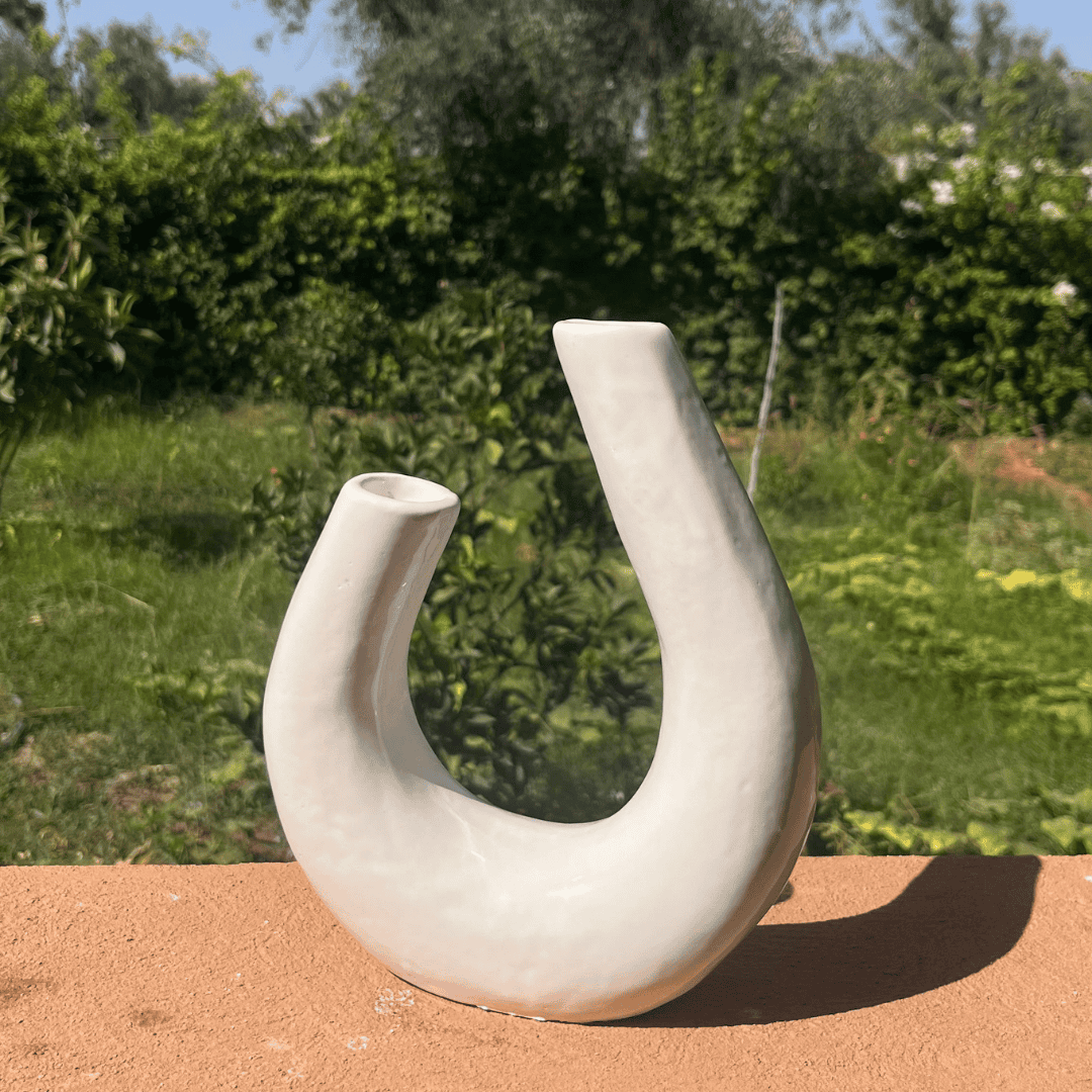 Vase artisanal marocain en céramique – Design moderne en U – Artinah