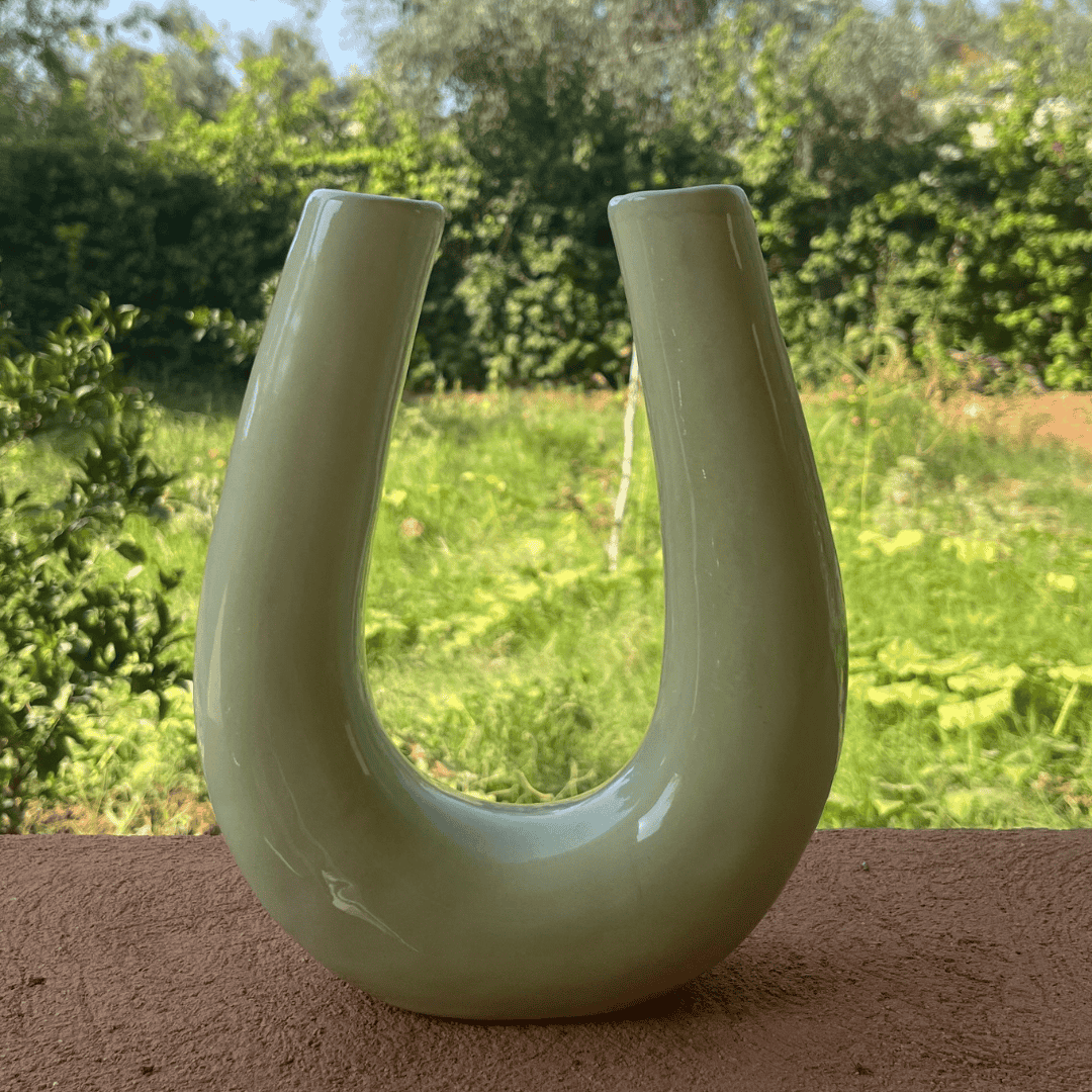 Vase décoratif artisanal moderne en U
