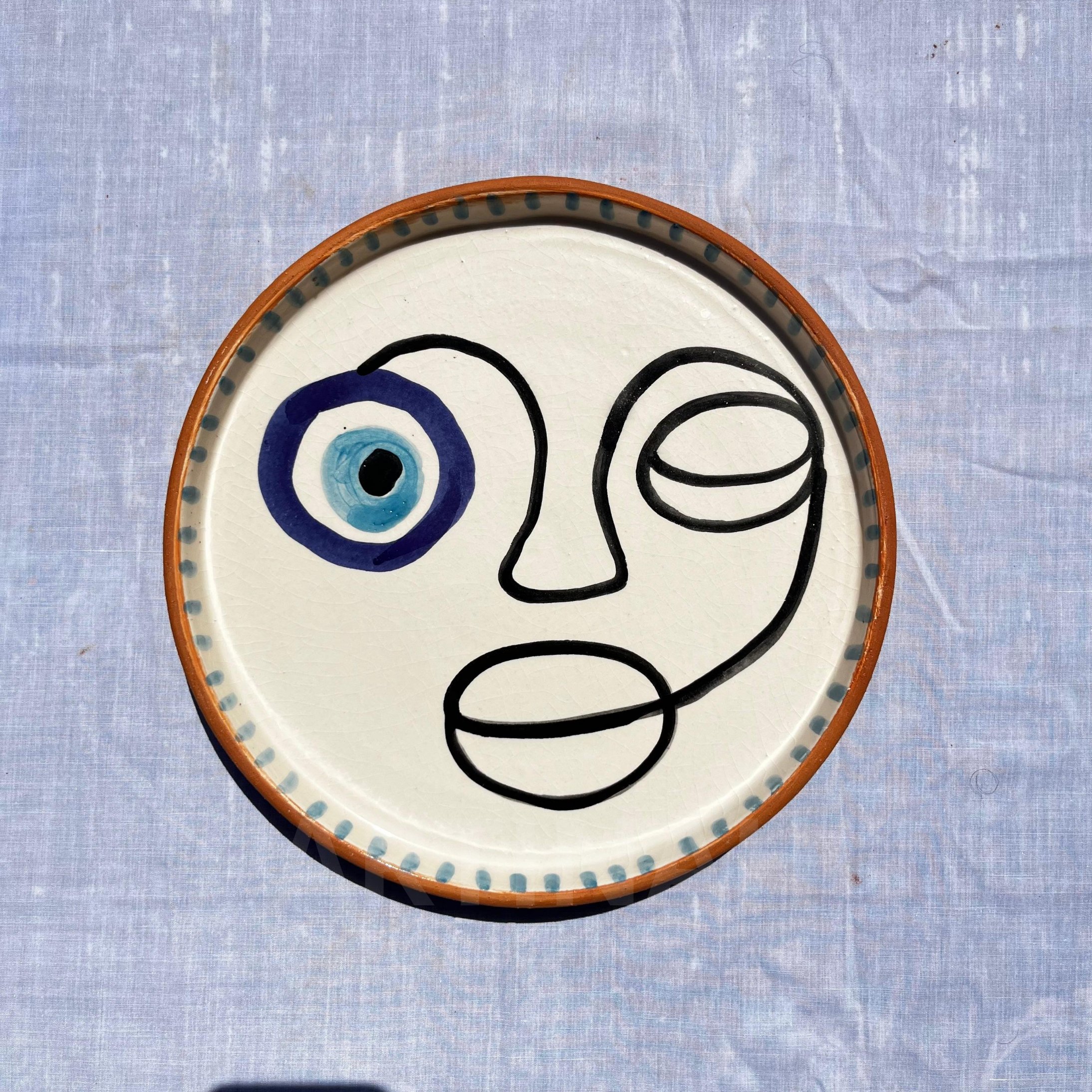 Assiettes Murales Artisanales – Visage Abstrait avec Œil Bleu