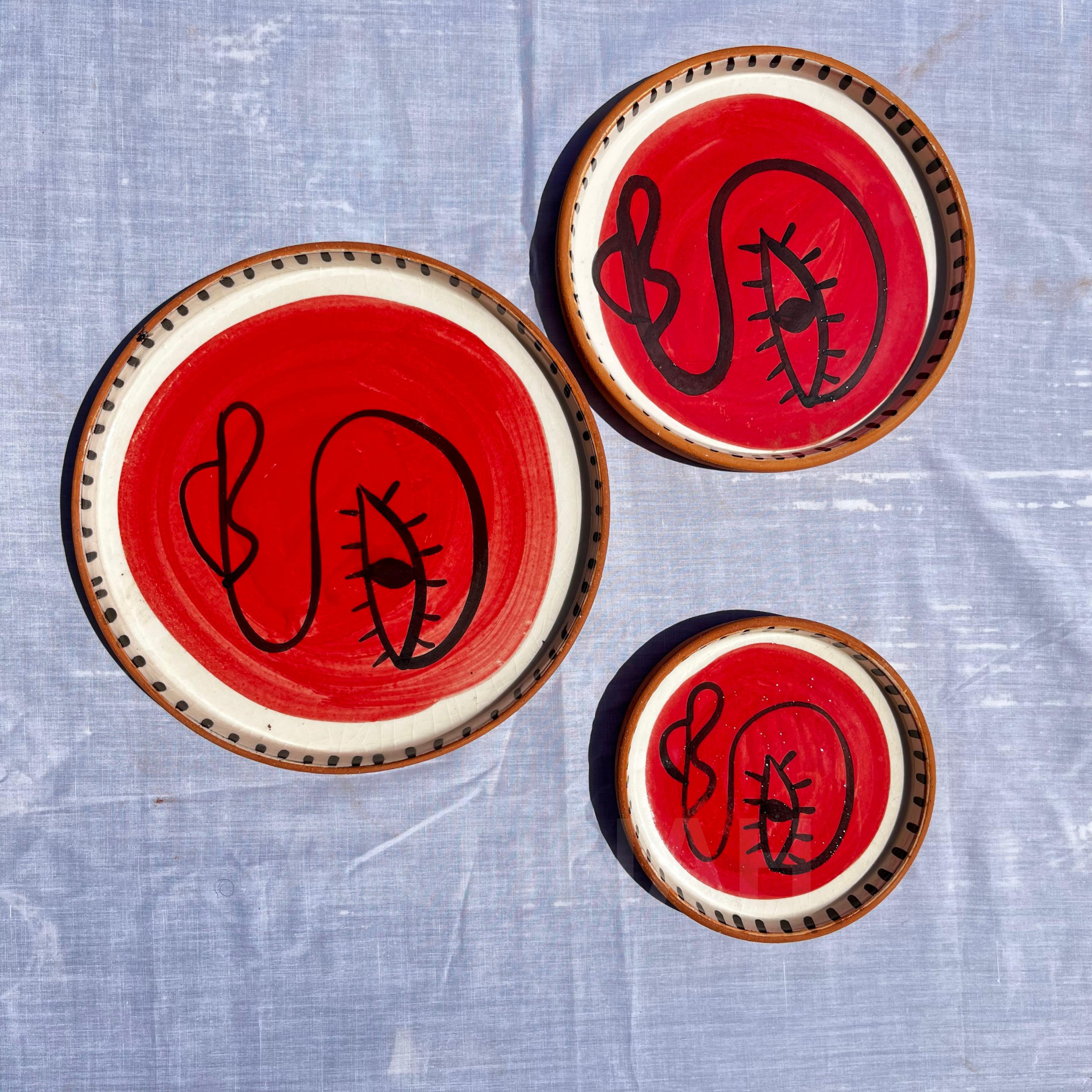 Assiettes Murales en Céramique Artisanale – Visage Abstrait Rouge
