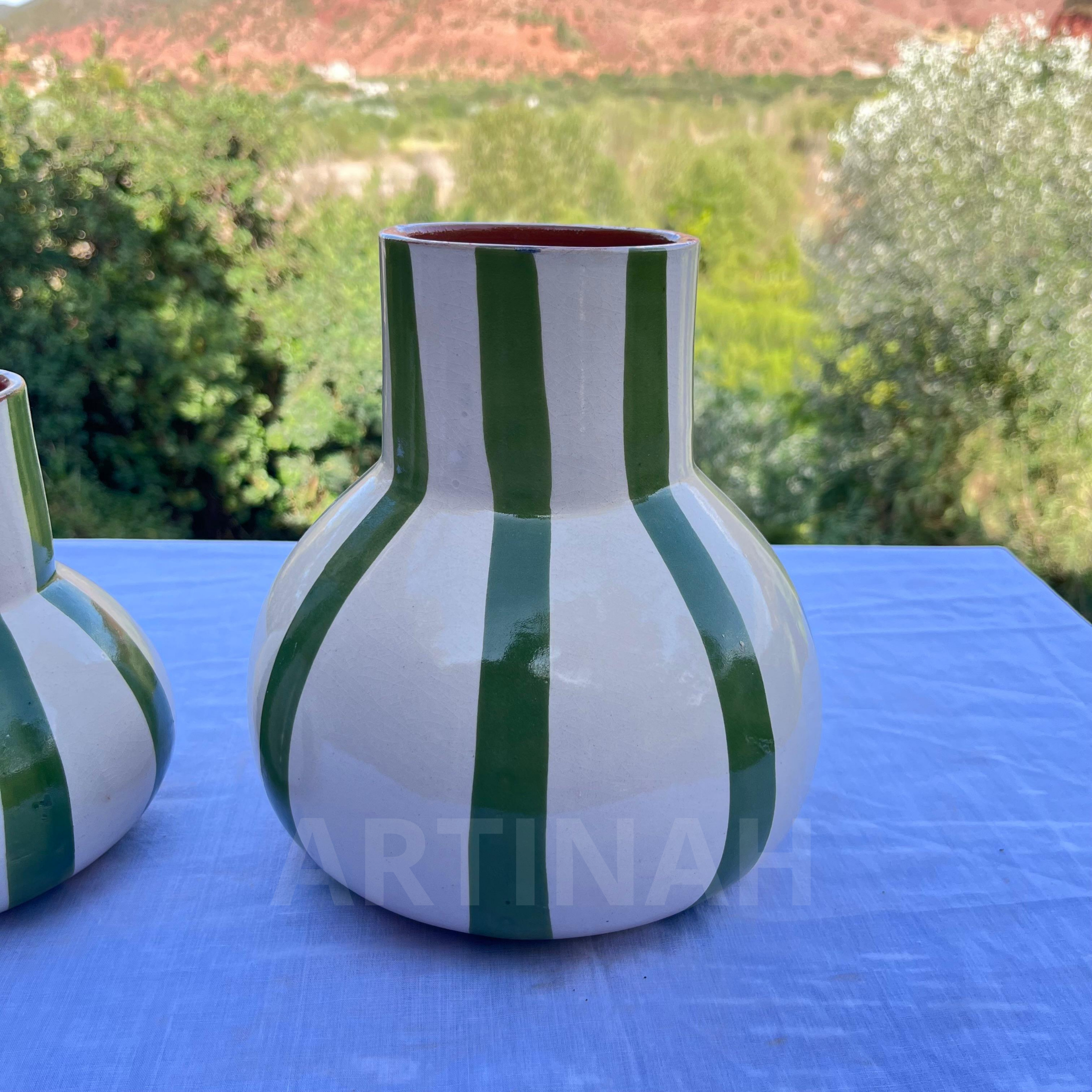 Vase en Céramique Artisanale – Rayures Vertes et Blanches