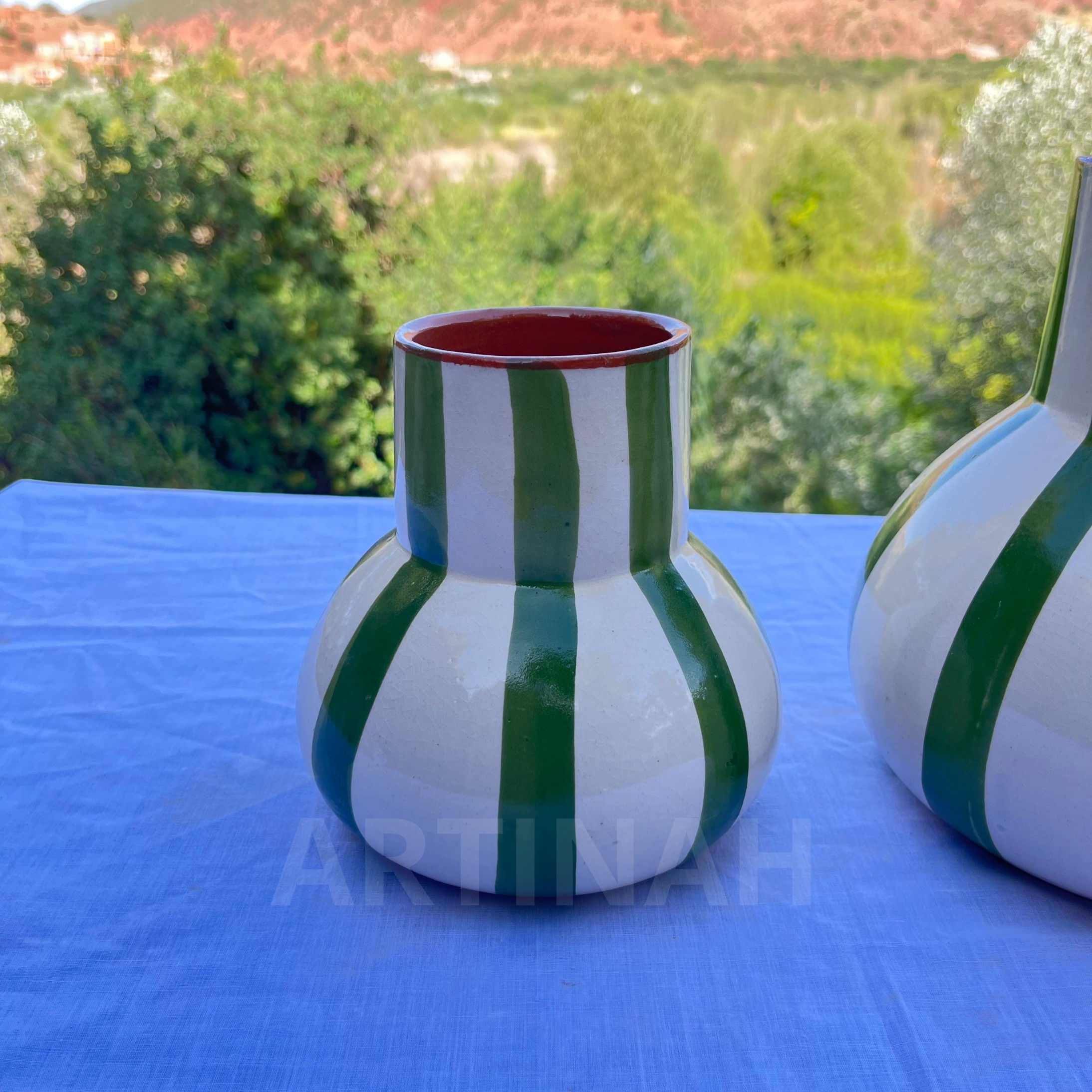 Vase en Céramique Artisanale – Rayures Vertes et Blanches