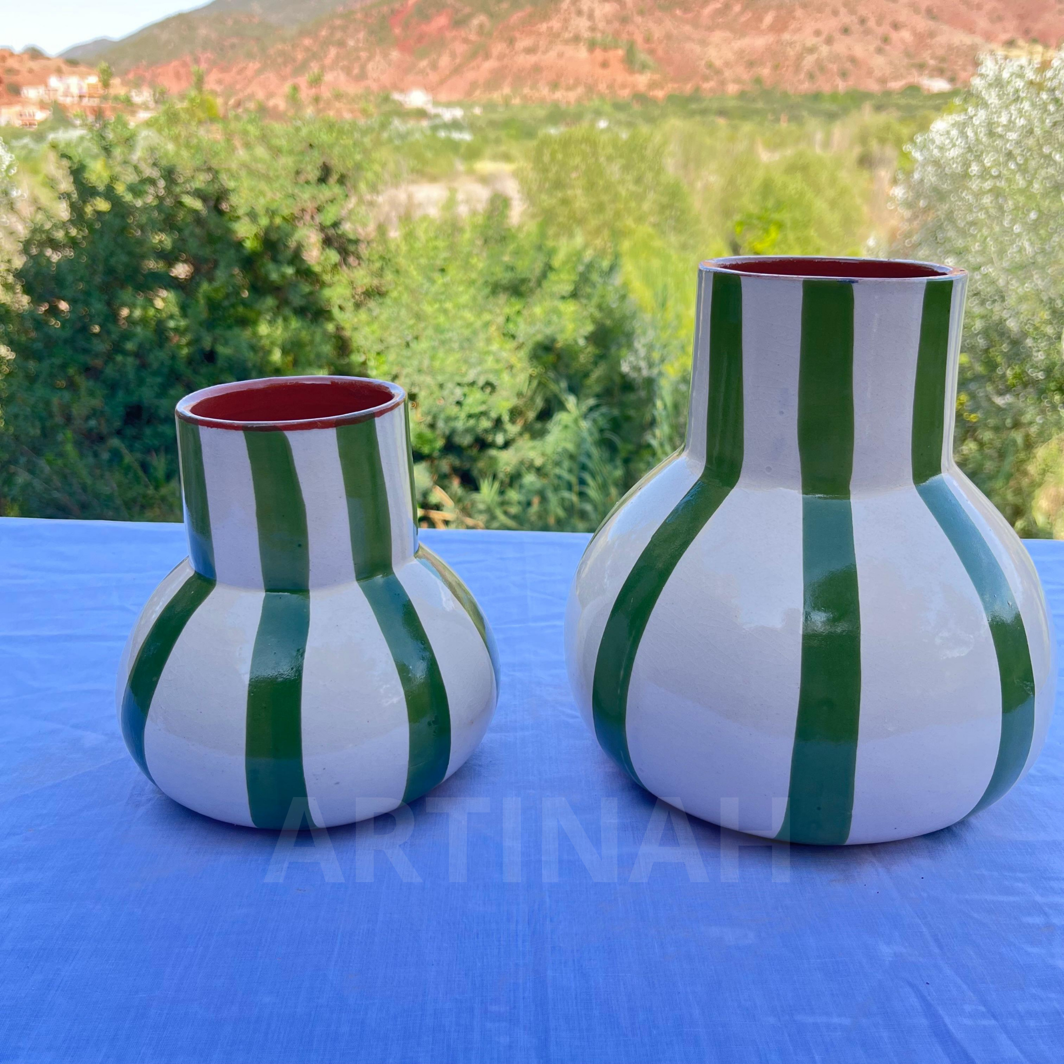Vase en Céramique Artisanale – Rayures Vertes et Blanches