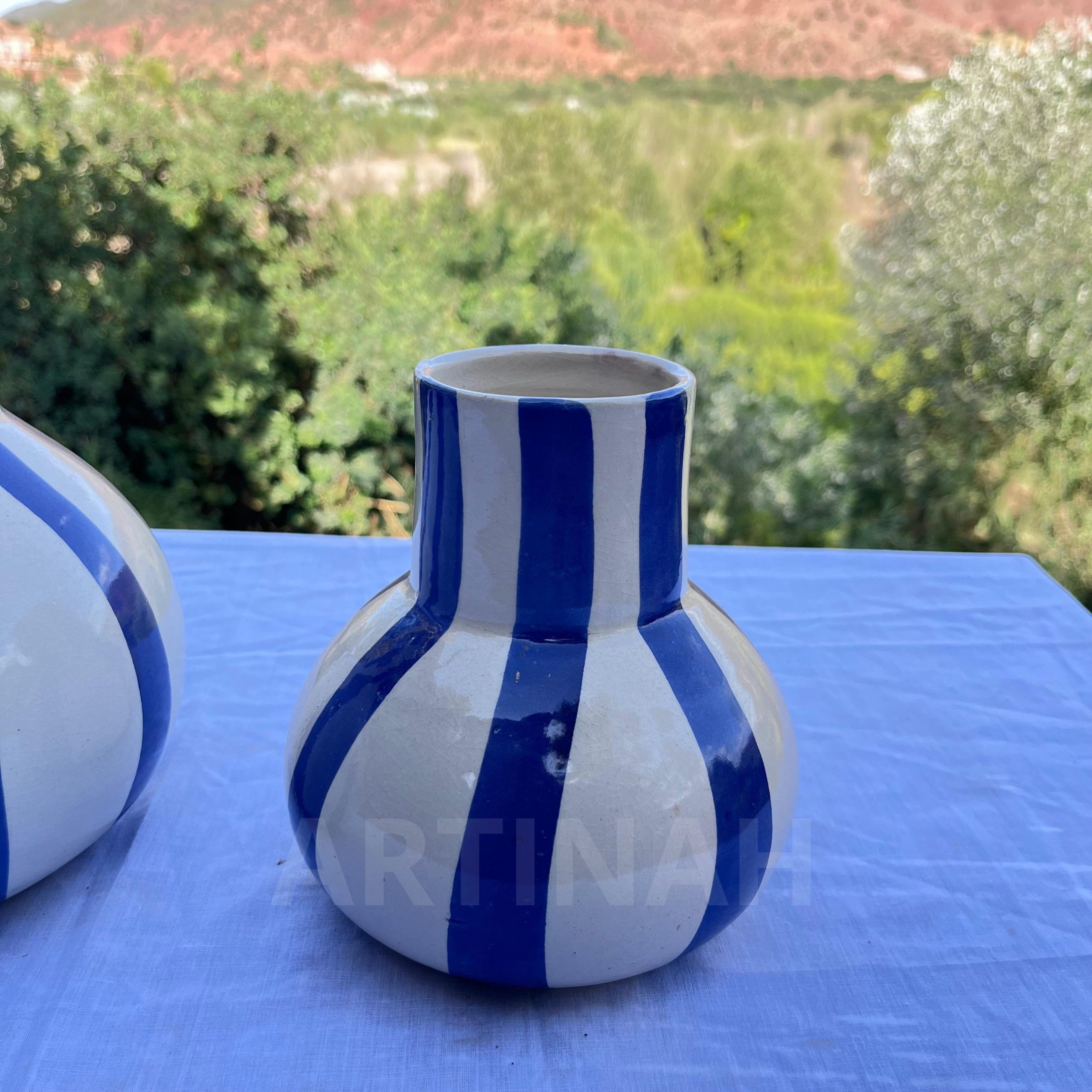 Vase en Céramique Artisanale – Rayures Bleues et Blanches