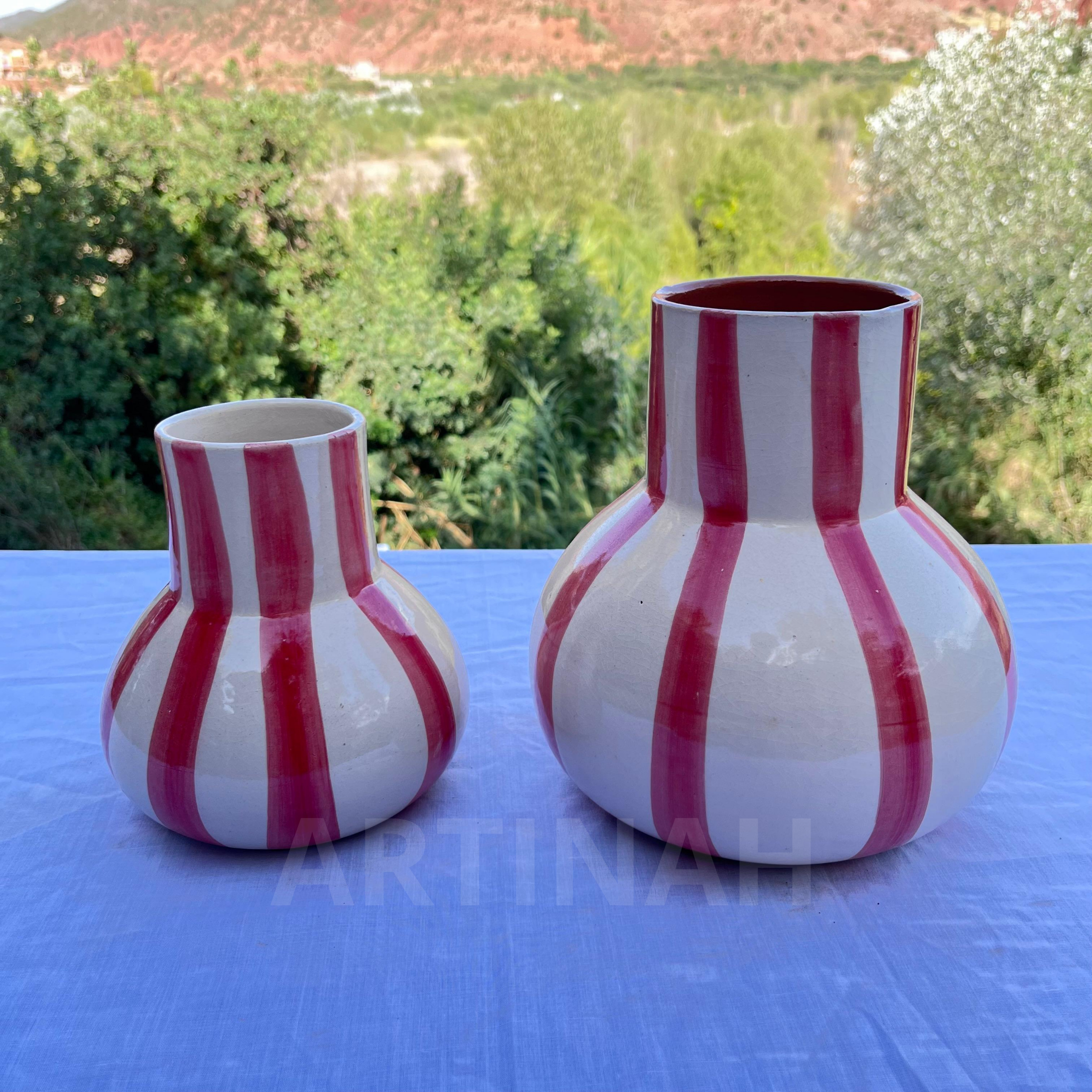 Vase en Céramique Artisanale – Rayures Rouges et Blanches