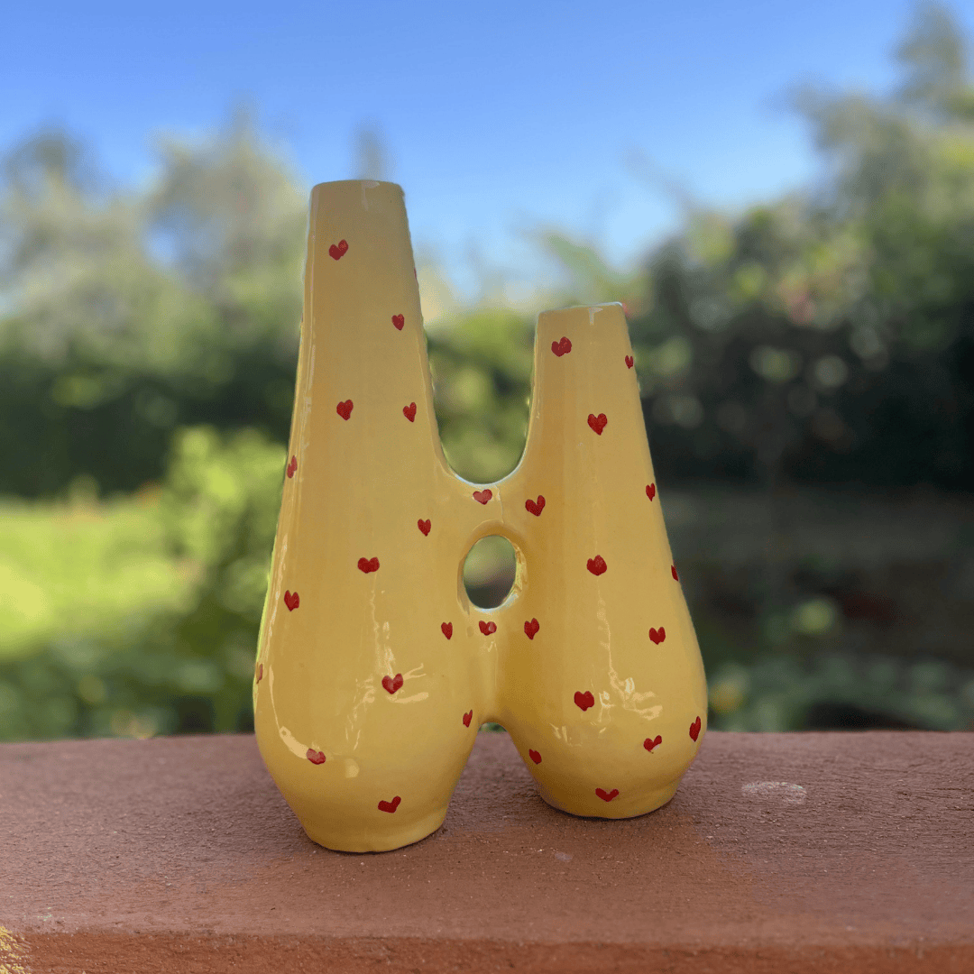 Vase décoratif moderne à cœurs – Céramique artisanale jaune et blanche