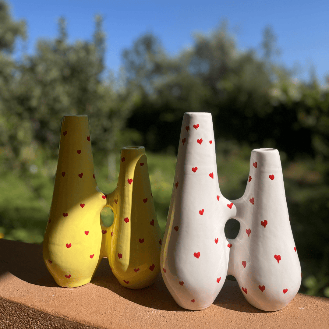 Vase décoratif moderne à cœurs – Céramique artisanale jaune et blanche
