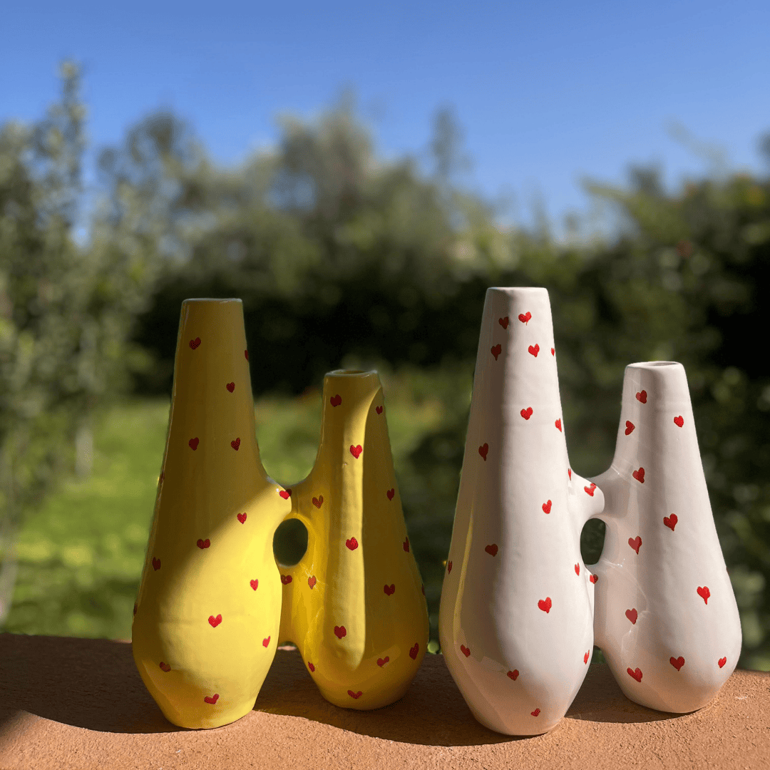 Vase décoratif moderne à cœurs – Céramique artisanale jaune et blanche
