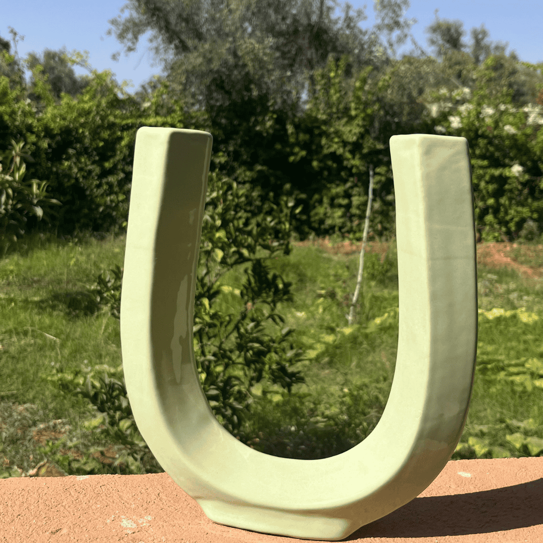 Vase artisanal marocain en céramique – Forme U élancée