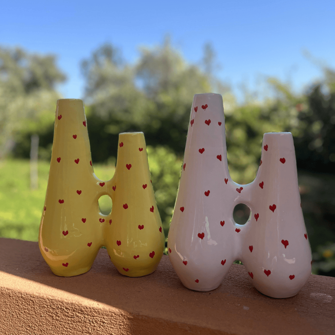 Vase décoratif moderne à cœurs – Céramique artisanale jaune et blanche