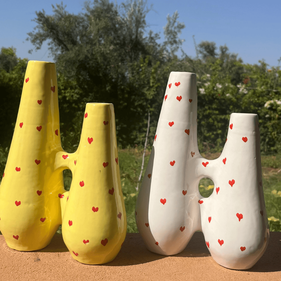 Vase décoratif moderne à cœurs – Céramique artisanale jaune et blanche