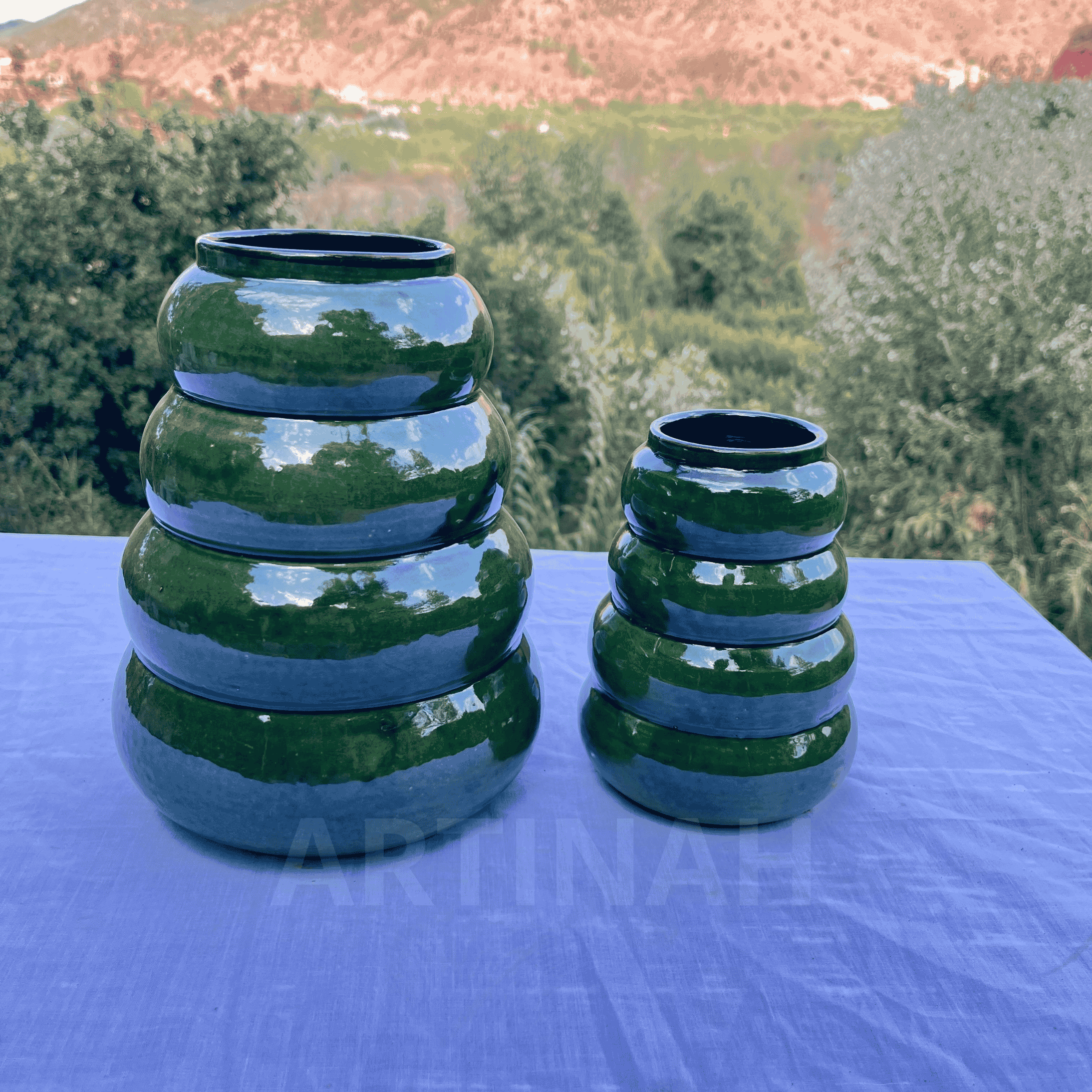 Vase en Céramique Artisanale – Vert Émeraude Ondulé