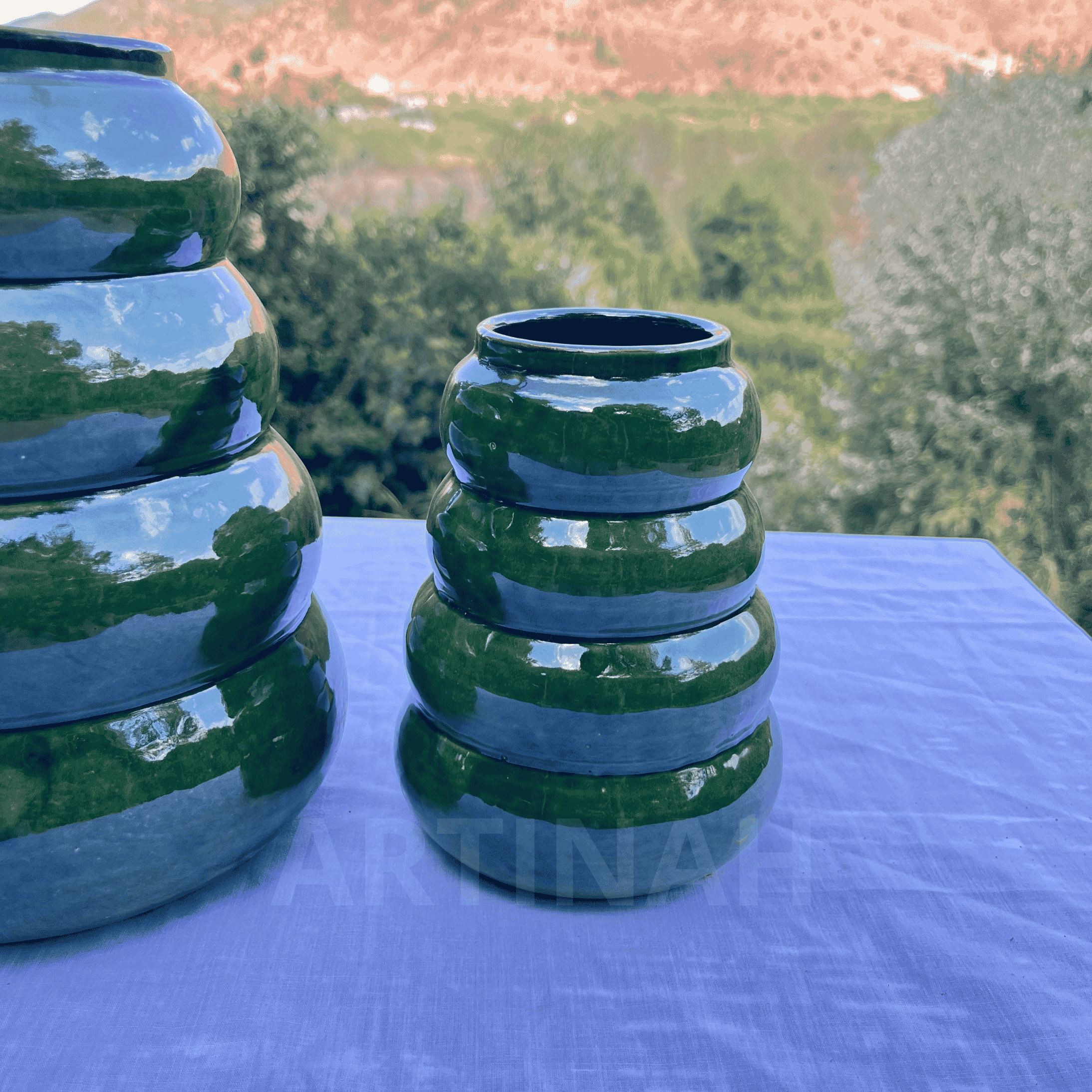 Vase en Céramique Artisanale – Vert Émeraude Ondulé