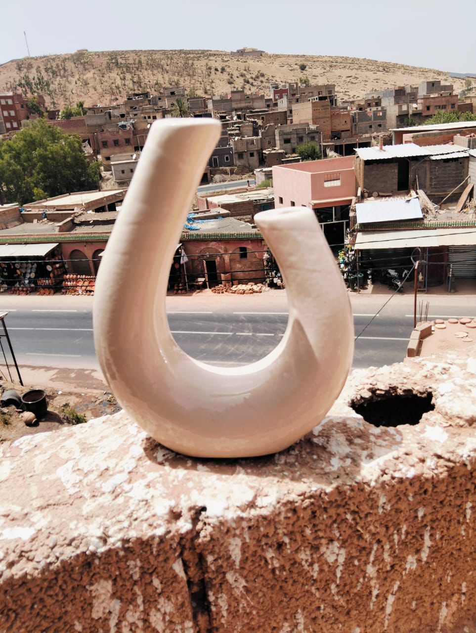 Vase artisanal moderne en forme de U – Design minimaliste