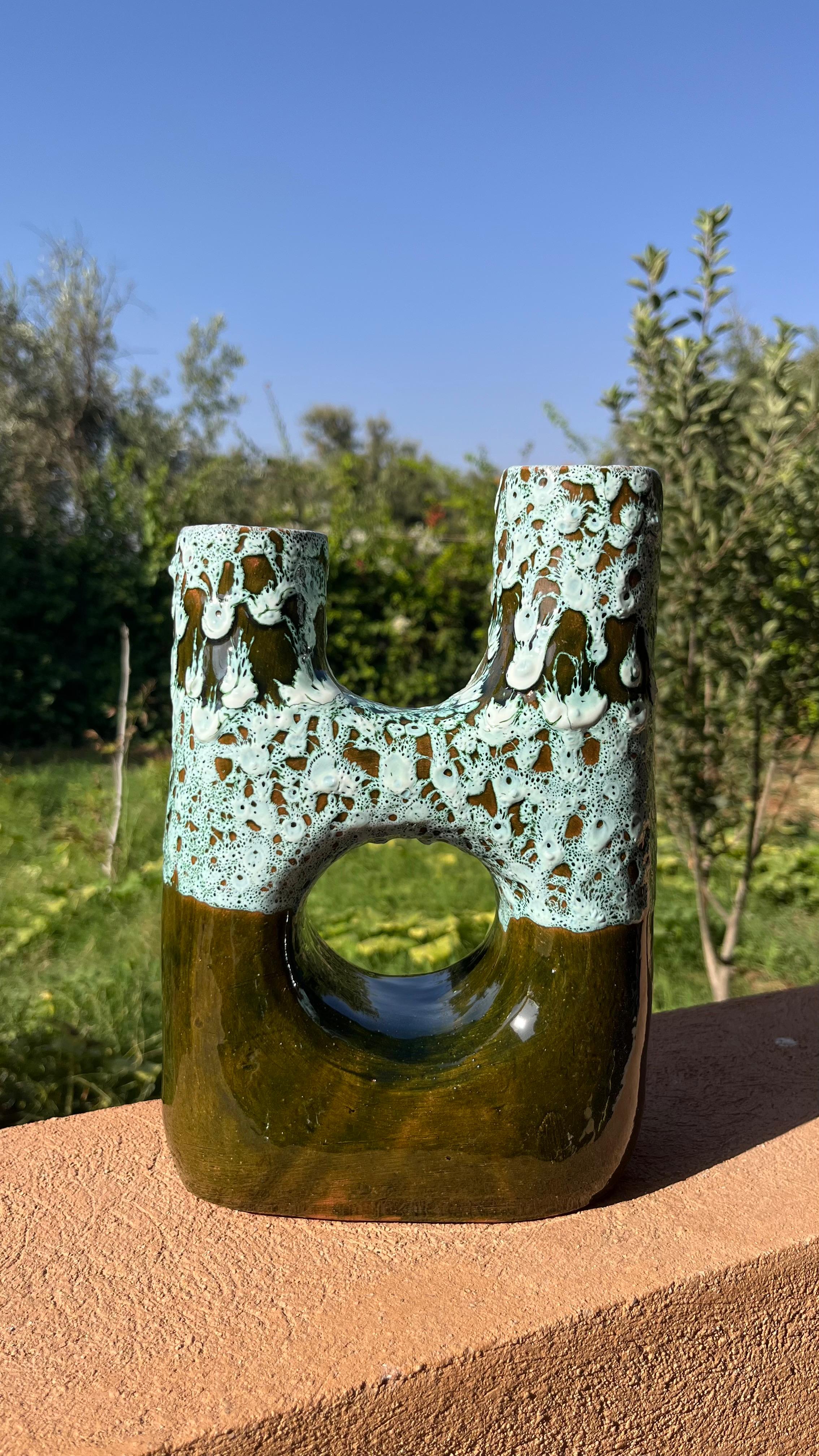 Vase Design Artisanal – Vert Nature & Bleu Éclaboussé