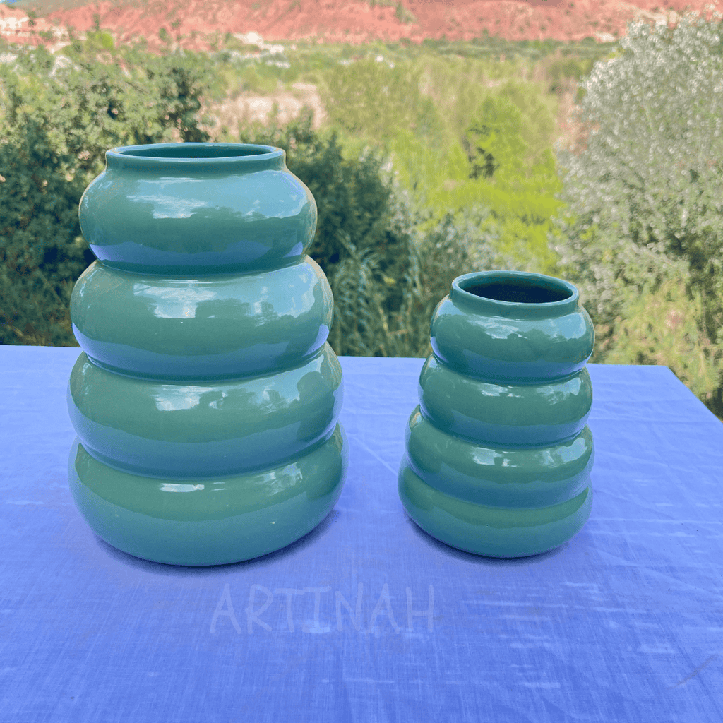 Vase décoratif vert émeraude ondulé