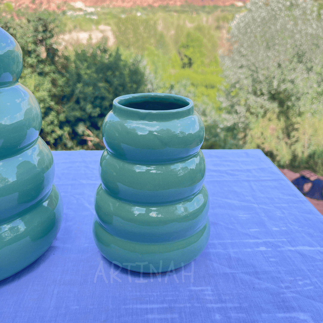 Vase décoratif vert émeraude ondulé