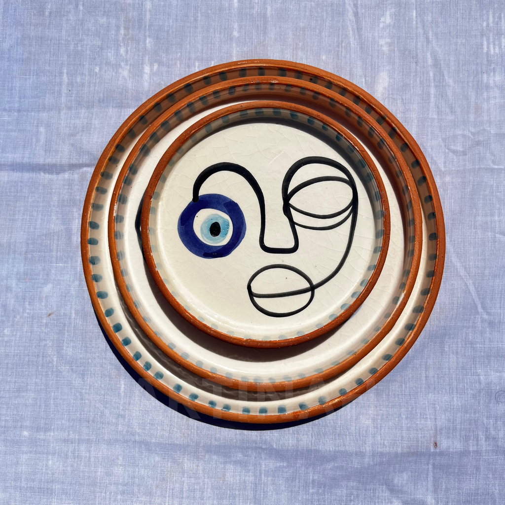 Assiettes Murales Artisanales – Visage Abstrait avec Œil Bleu