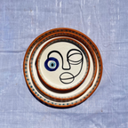 Assiettes Murales Artisanales – Visage Abstrait avec Œil Bleu