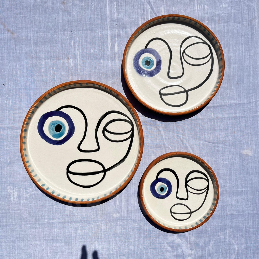 Assiettes Murales Artisanales – Visage Abstrait avec Œil Bleu