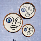 Assiettes Murales Artisanales – Visage Abstrait avec Œil Bleu