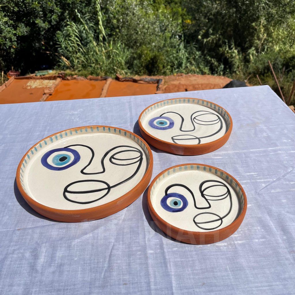 Assiettes Murales Artisanales – Visage Abstrait avec Œil Bleu