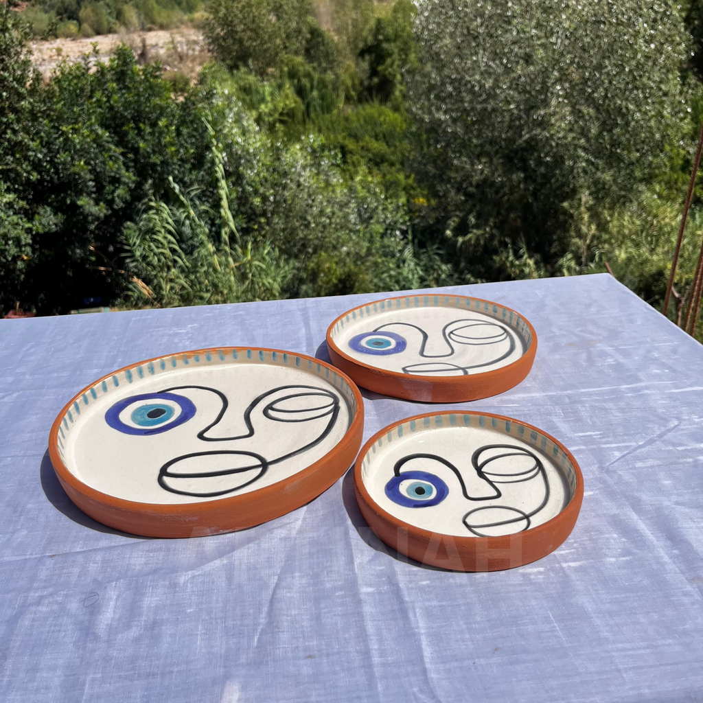 Assiettes Murales Artisanales – Visage Abstrait avec Œil Bleu