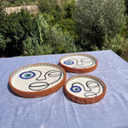 Assiettes Murales Artisanales – Visage Abstrait avec Œil Bleu