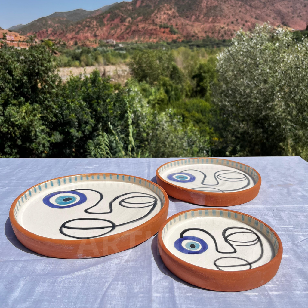 Assiettes Murales Artisanales – Visage Abstrait avec Œil Bleu
