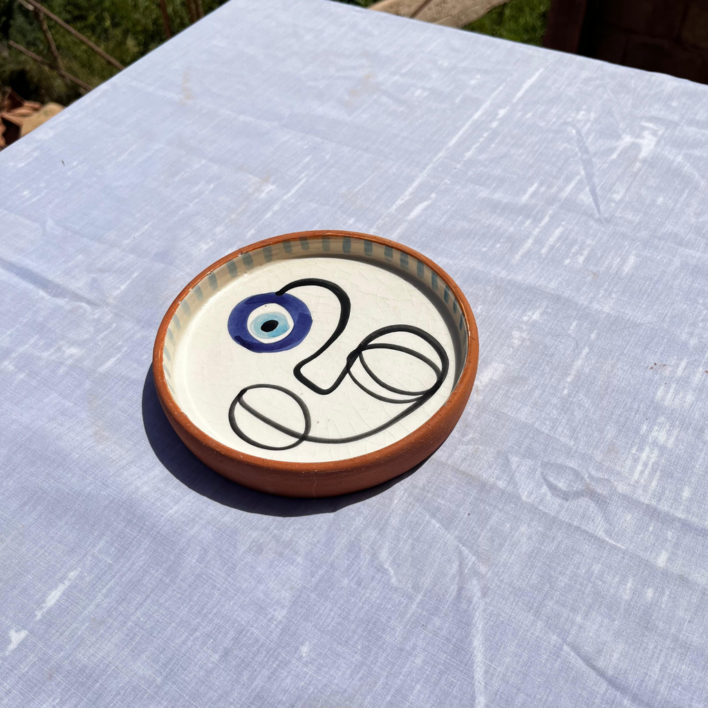 Assiettes Murales Artisanales – Visage Abstrait avec Œil Bleu