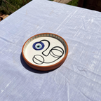 Assiettes Murales Artisanales – Visage Abstrait avec Œil Bleu