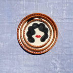 Assiettes Murales Artisanales – Visage Féminin Stylisé Noir & Rouge