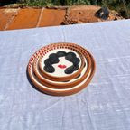 Assiettes Murales Artisanales – Visage Féminin Stylisé Noir & Rouge